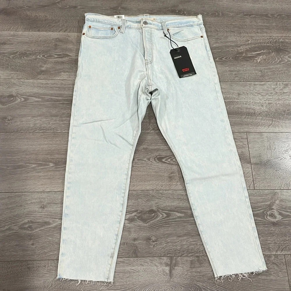 NWT Levi’s Premium Wedgie High Rise Raw Hem Light Wash Denim Jeans 33 - Picture 7 of 16